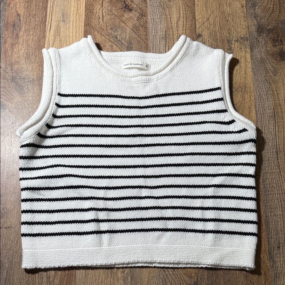 Moon & Madison Black and White Knit Top